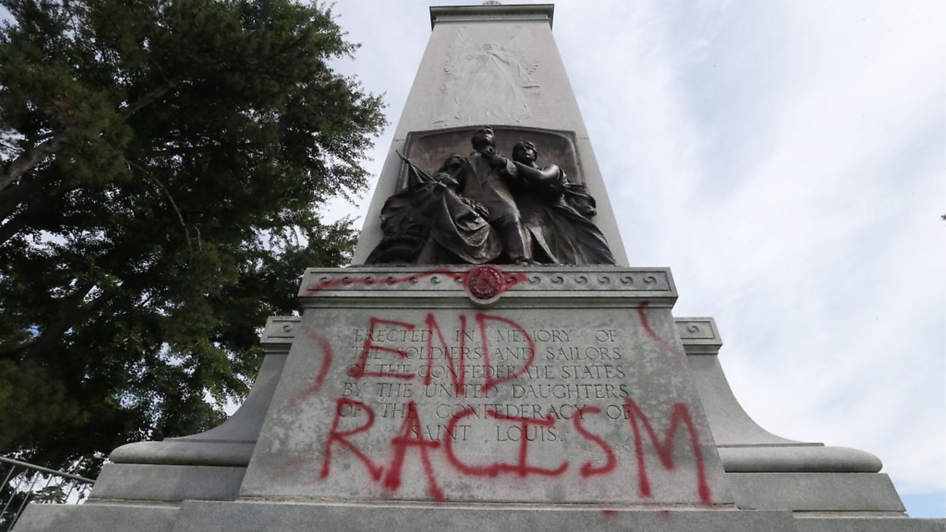 A vandalised Confederate statue in St Louis. Photo: Bill Greenblatt/UPI. - Credit: UPI/PA Images