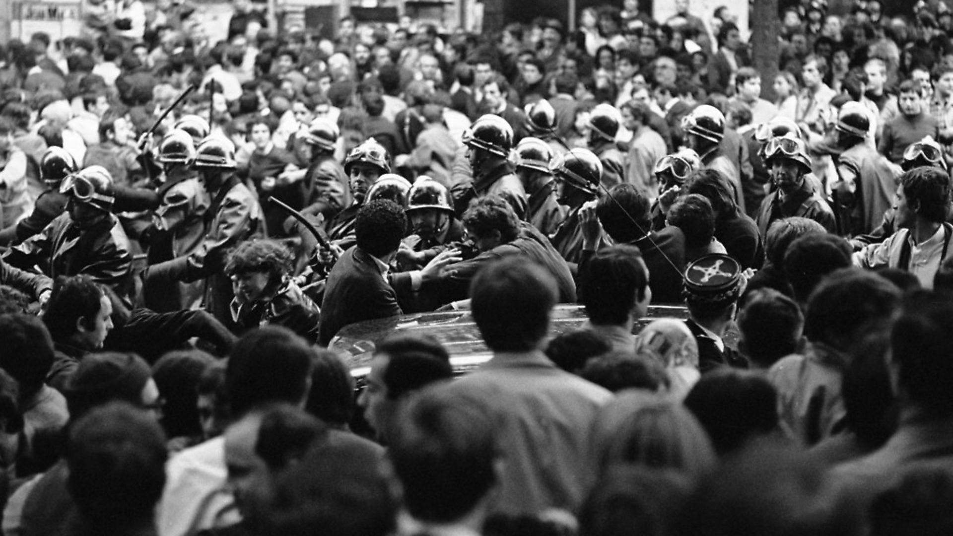 Events of May 1968. Confrontation between the riot police and demonstrators in the Latin Quarter. Paris, May 1968. - Credit: Roger-Viollet / Topfoto