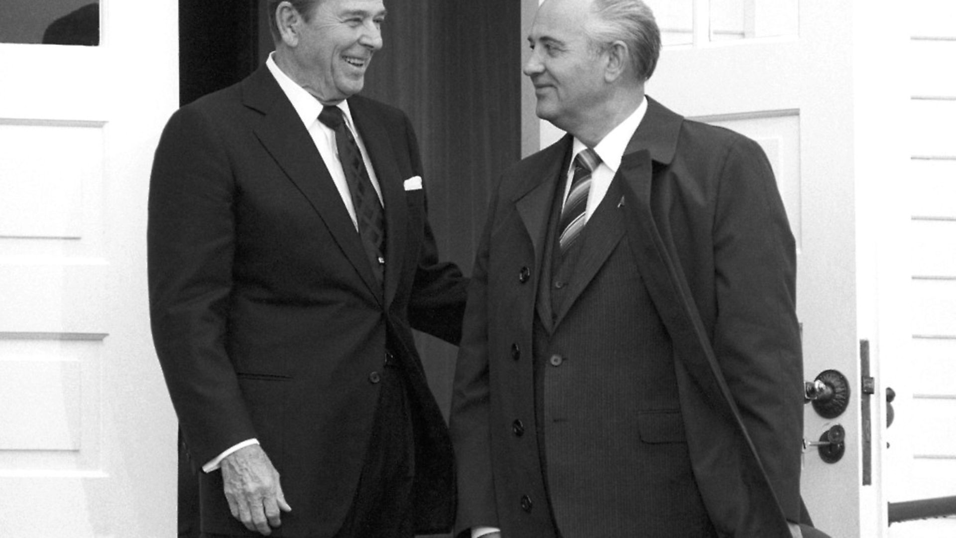 Переговоры рейгана и коля. Горбачев и Рейган. Горбачёв Рейган Рейкьявик 1986. Горбачев и Рейган на красной площади. Горбачёв и Рейган в Рейкьявике.