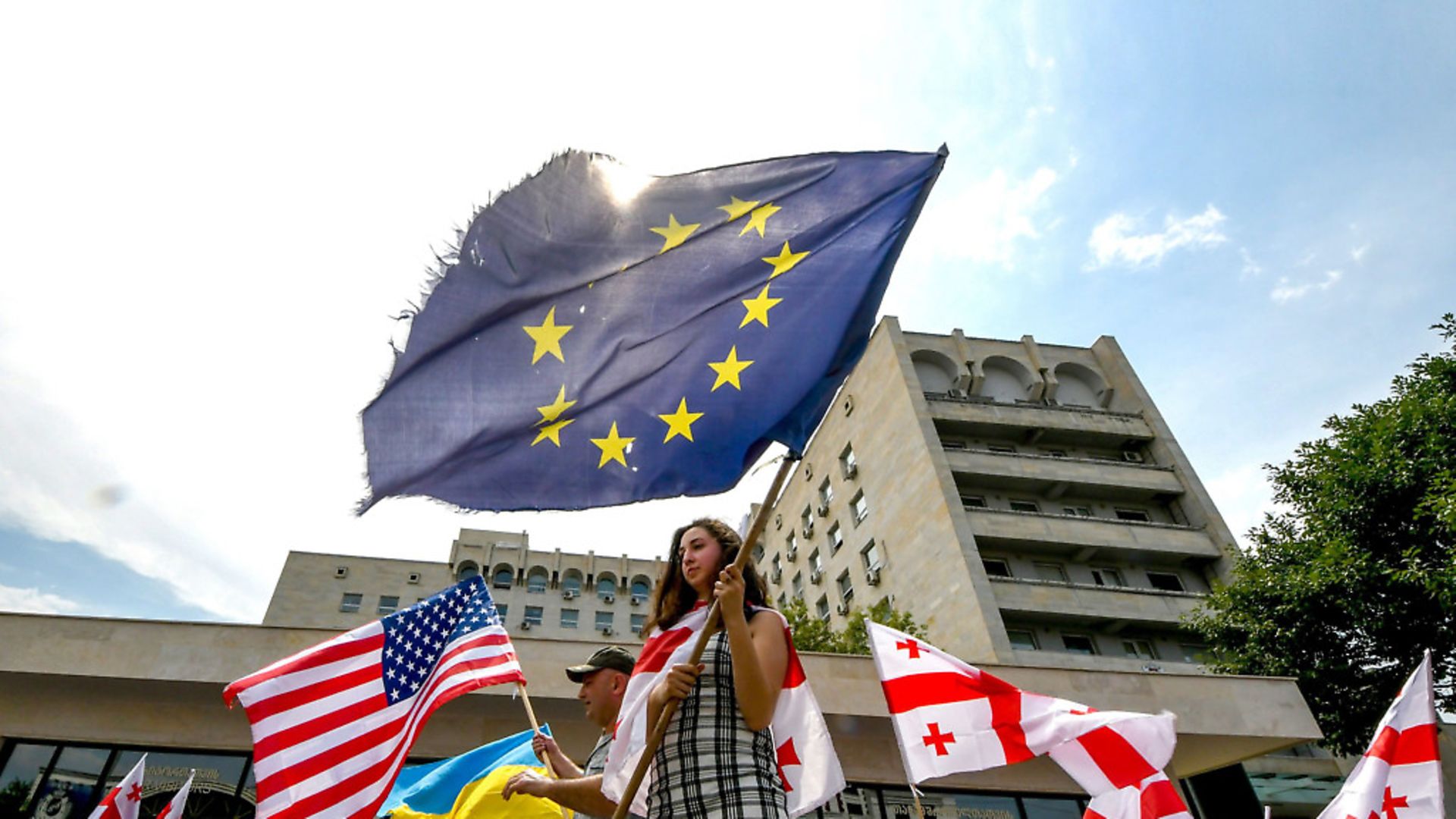 Грузия европа. Грузия Украина ЕС. Грузия и ЕС флаг в Тбилиси. Флаги Евросоюза в Тбилиси. Вступление Грузии в ЕС.