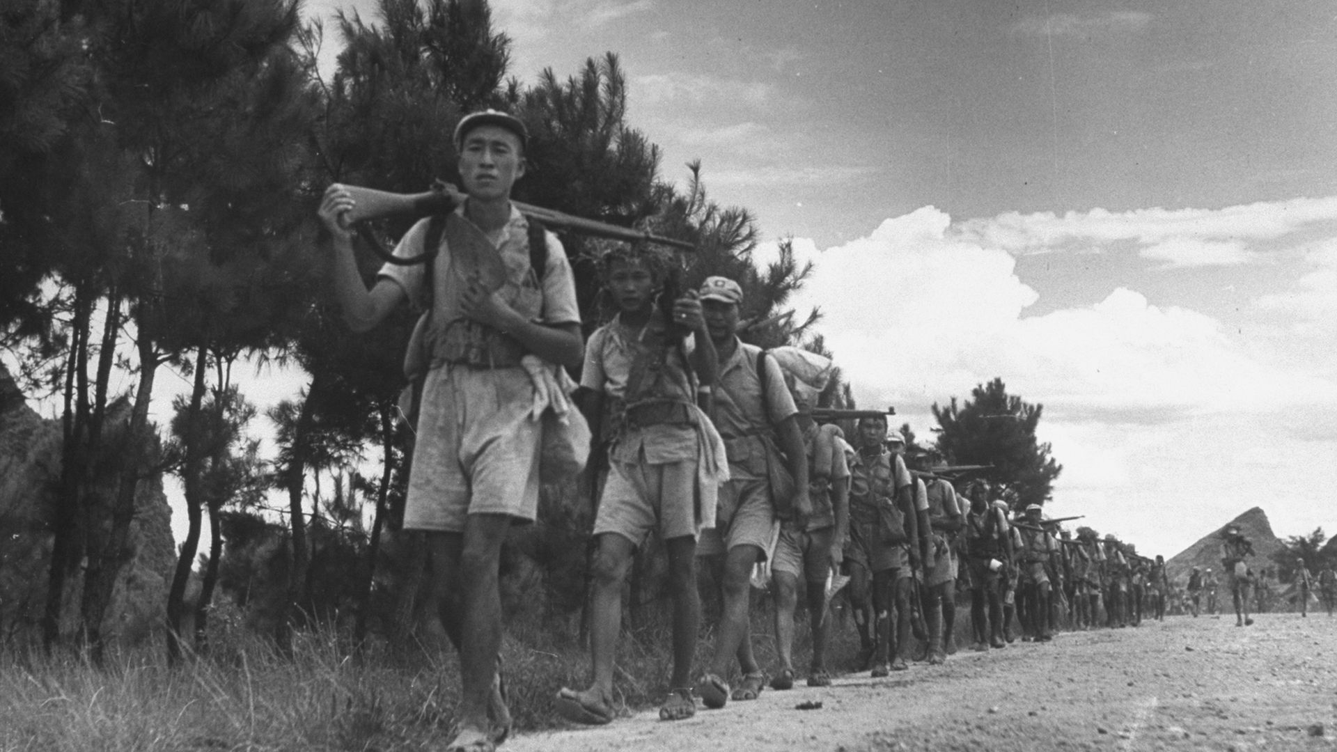 Chinese soldiers on the march during the Second World War - Credit: The LIFE Picture Collection