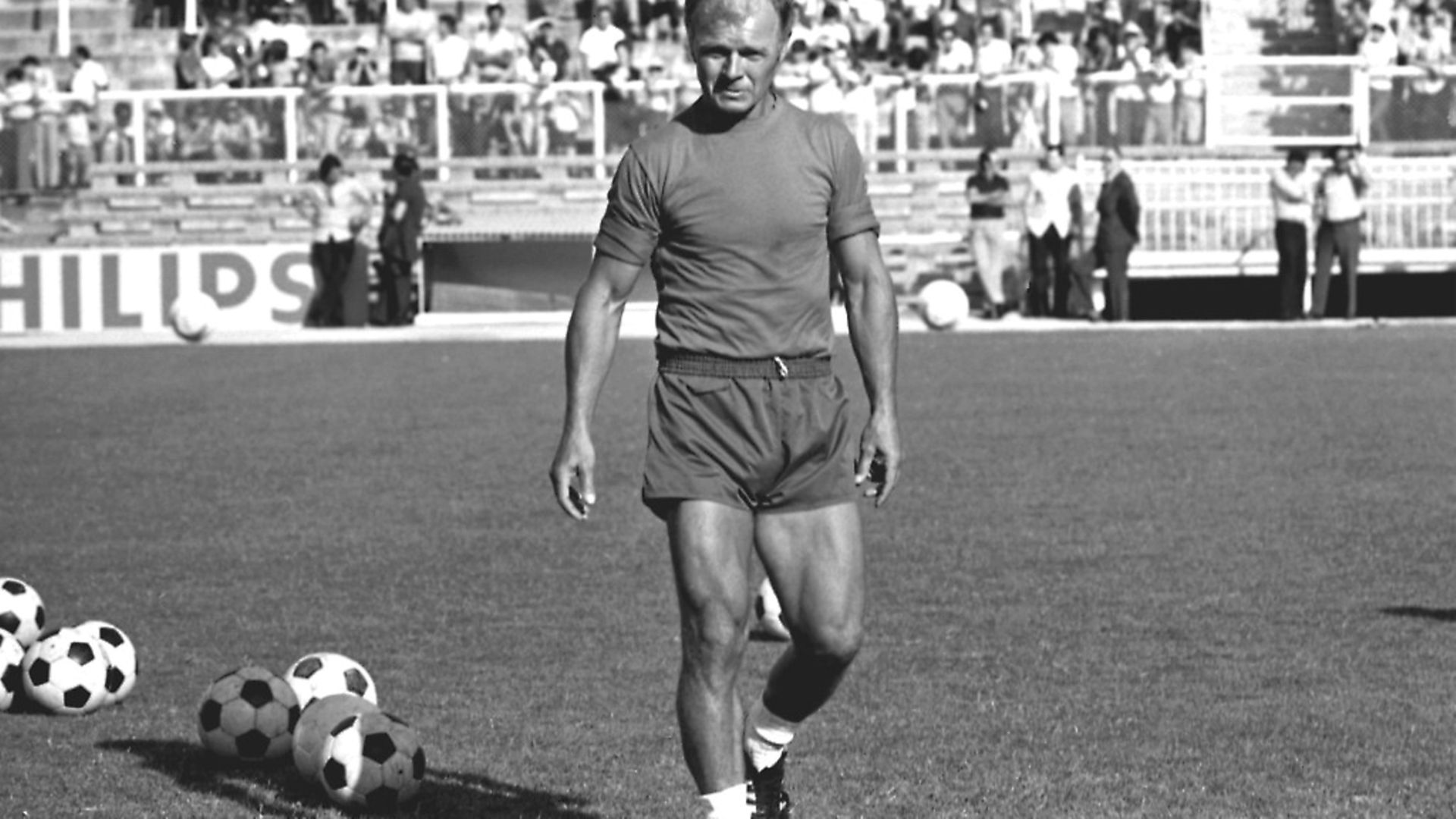 Spanish soccer player Ladislao Kubala (1927-2002) during a workout, Bacelona, Spain, 1979. (Photo by Gianni Ferrari/Cover/Getty Images). - Credit: Getty Images