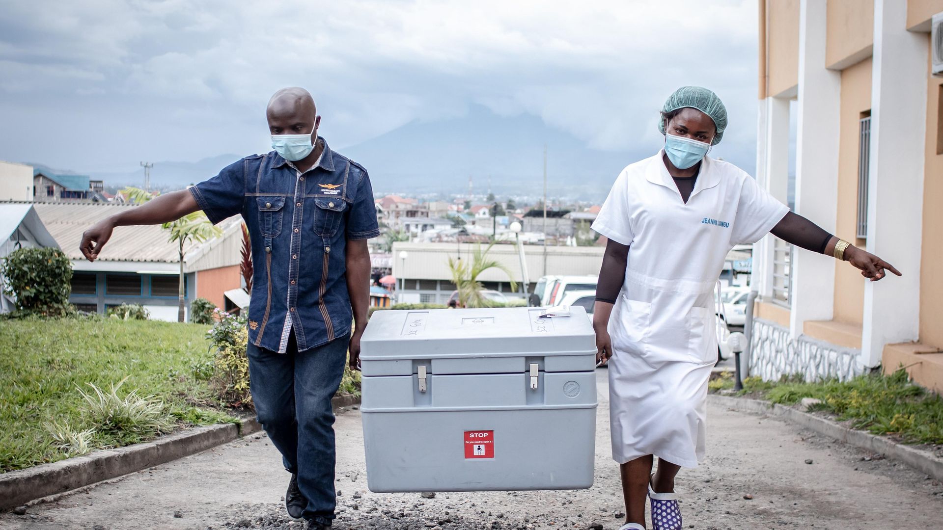 Health workers bring Covid-19 vaccines to a site in Goma, Democratic Republic of the Congo. Photo: Getty Images.