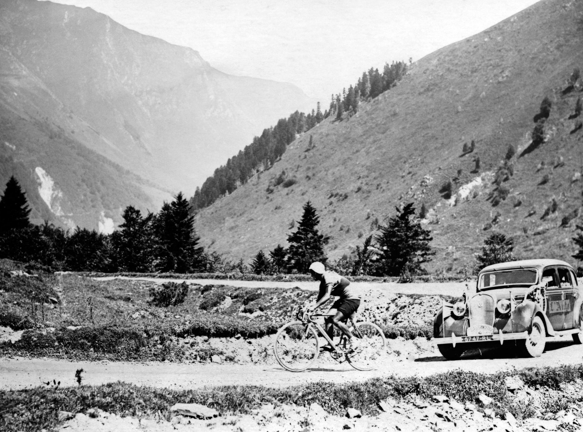 Julián Berrendero climbs the
mountain pass of Tourmalet, in the
Pyrenees, during the 1937 Tour de
France. He returned to Spain two
years later and won the Vuelta two
years after that
Photo: AFP via Getty Images