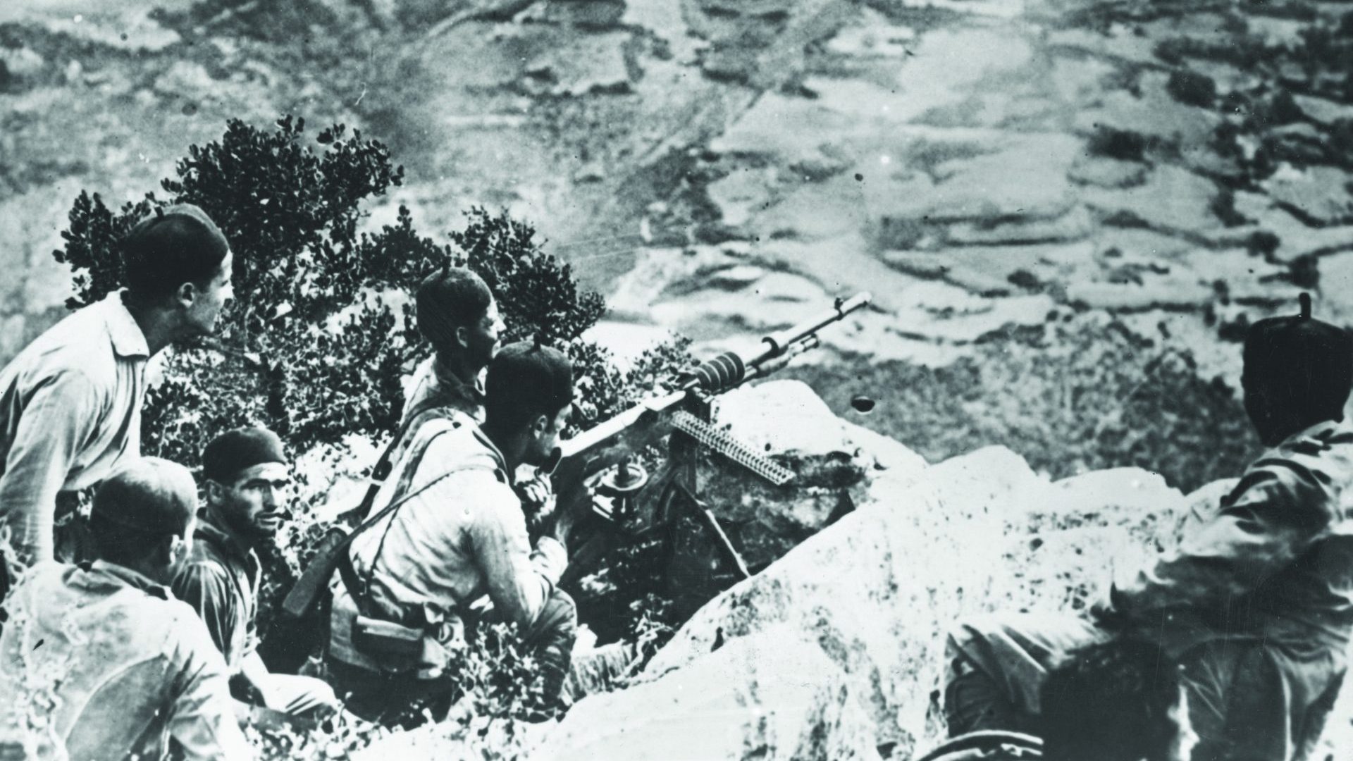 A detachment of troops in Tetouan, Morocco aim a machine gun over a valley during the Rif War. Photo: Topical Press Agency/Getty Images