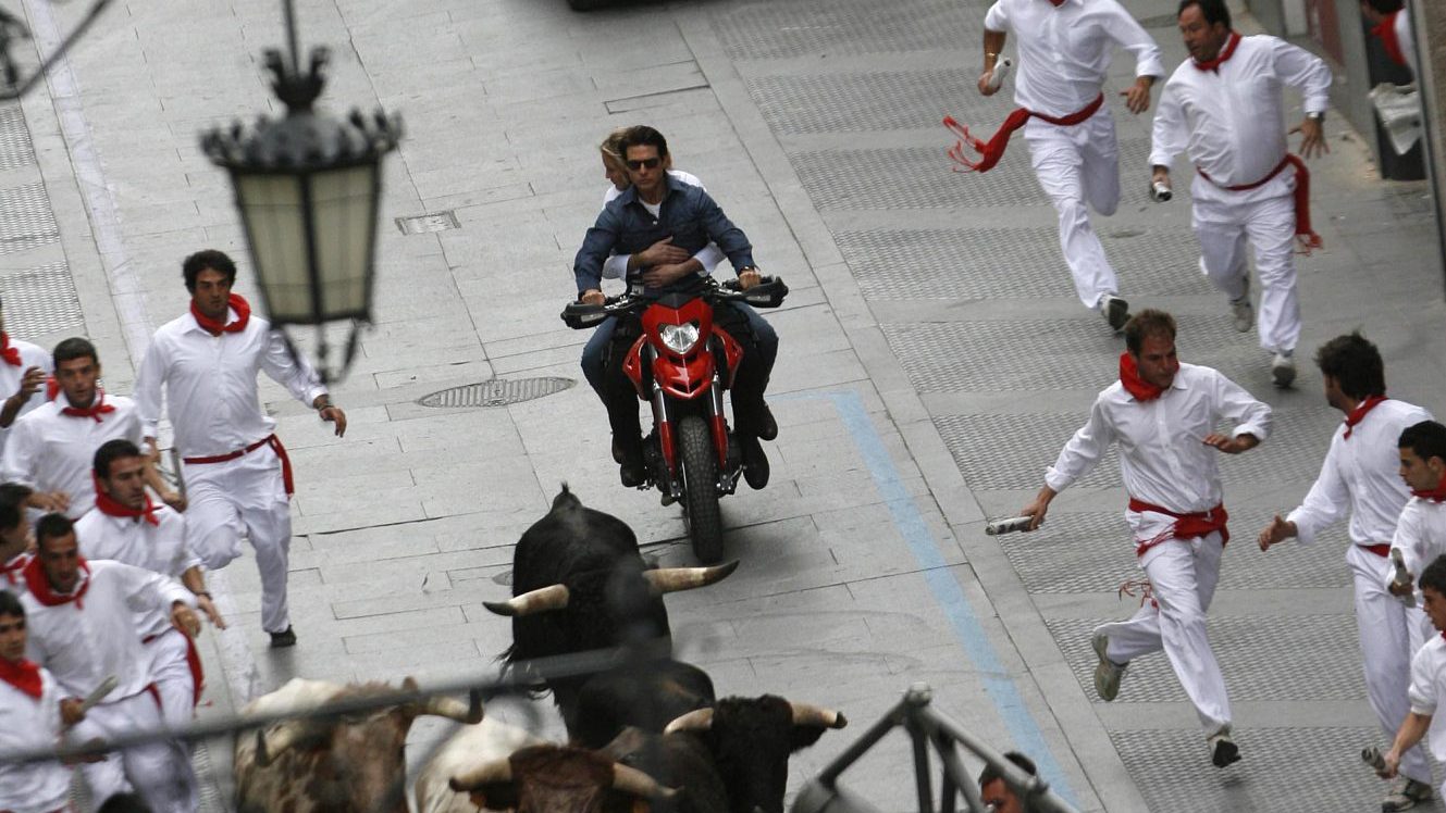 How Hollwyood sees Spain: Tom Cruise and Cameron Diaz dodge bulls and bullrunners during the filming of Knight & Day in Cadiz/ Photo: Cristina Quicle/AFP via Getty Images