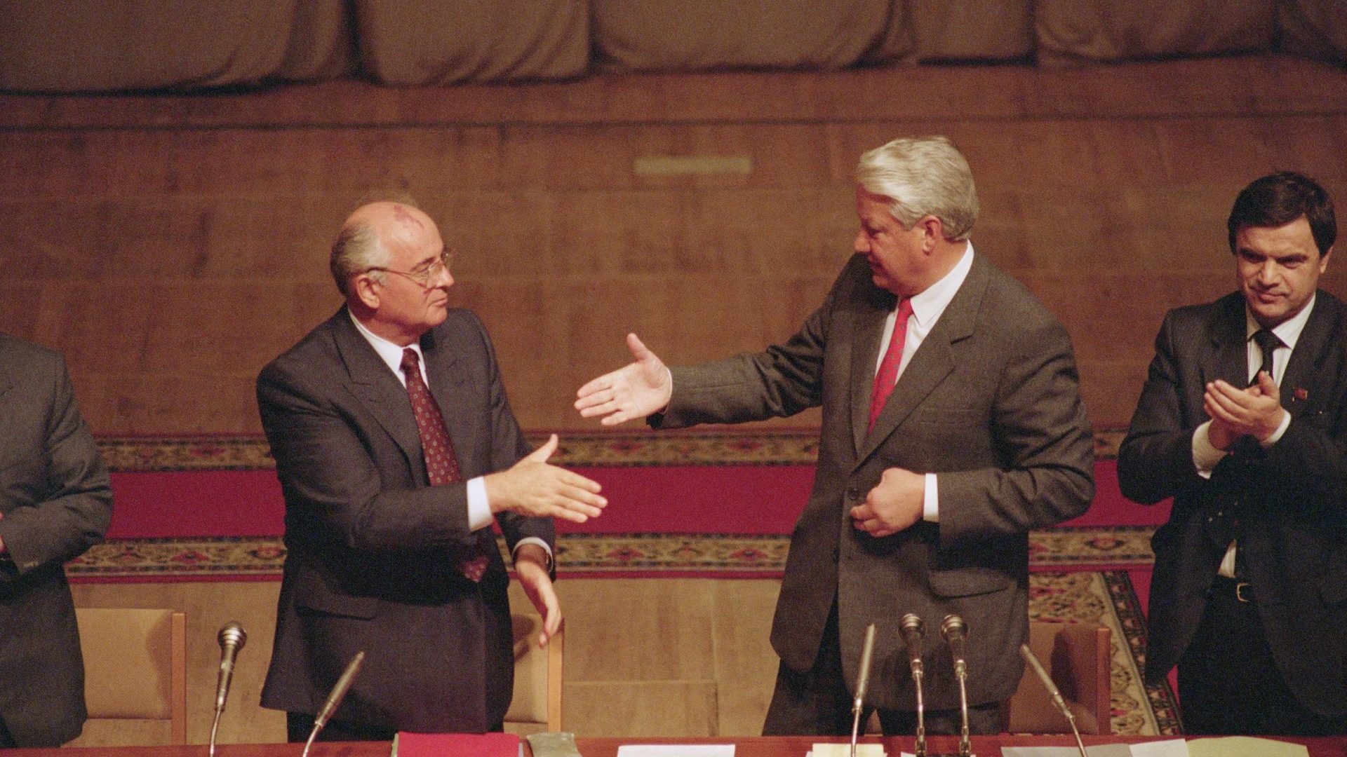 Soviet leader
Mikhail Gorbachev
and Boris Yeltsin
shake hands
during a meeting
after the failed
coup d’etat in 1999. Photo: Peter Turnley/
Corbis/VCG via Getty
Images