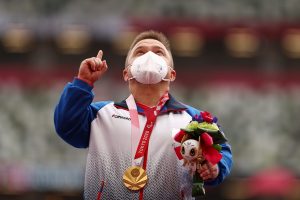 Russia’s Denis
Gnezdilov
celebrates his
paralympic shot
put gold medal
to the strains
of Tchaikovsky. Credit: Lintao Zhang/Getty;
Fine Arts/Heritage
Pictures via Getty