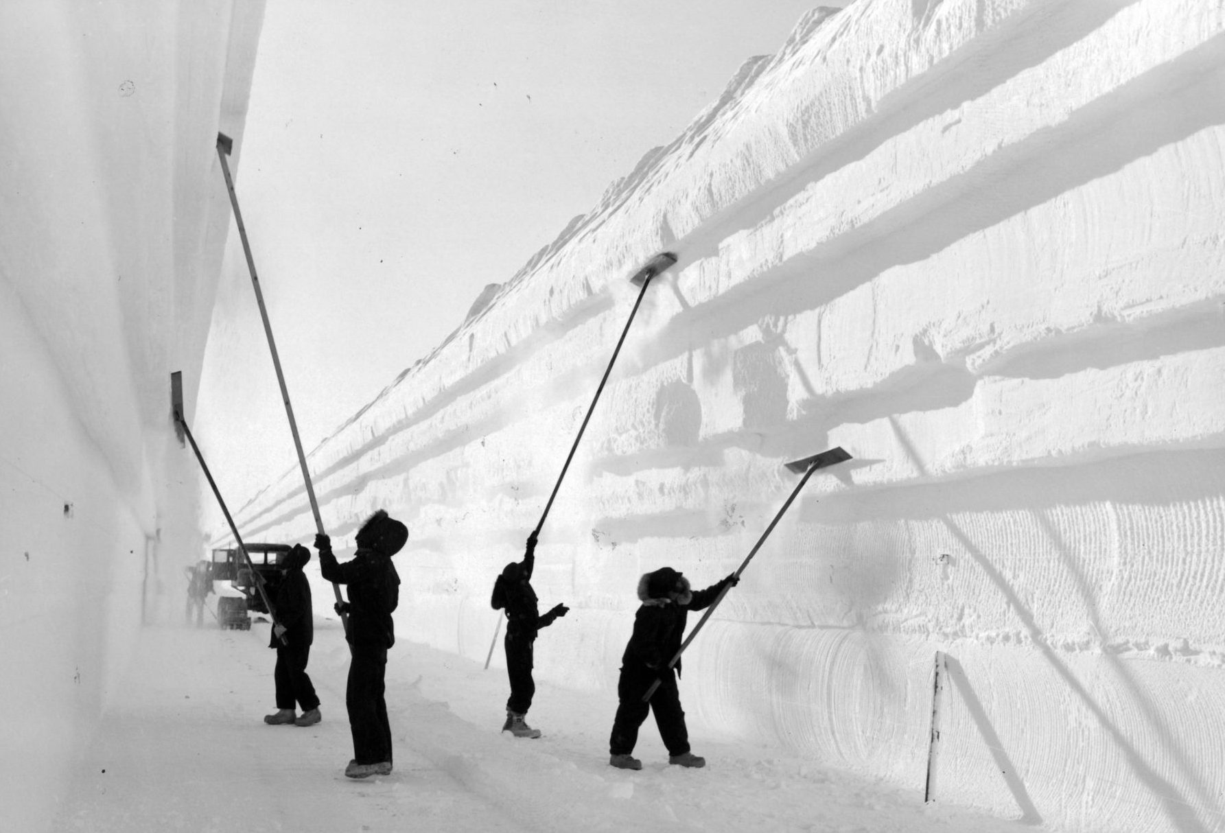 US Navy personnel brush loose snow from the walls of a tunnel leading to a new underground research base in Antarctica in 1960. Photo: Pictorial Parade/Archive.