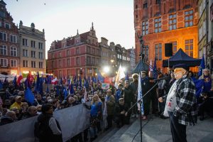 Lech Walesa speaking to a Gdansk crowd carrying EU and Polish flags. Photo: Michal Fludra/NurPhoto via Getty Images