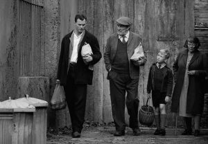 Jamie Dornan as Pa, Ciarán Hinds as Pop, Jude Hill as Buddy, and
Judi Dench as Granny in Belfast Photo: Rob Youngson / Focus Features