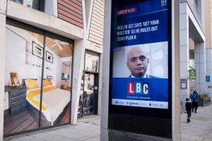 A news screen in London’s East End shows health secretary Sajid Javid defending his refusal to ask the public to wear face coverings, or to further enforce England’s Plan B to control surging Covid cases. Photo: Richard Baker / In Pictures via Getty Images