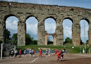 Atletico Diritti (in red) in
action at their photogenic Campo Gerini ground by the
Felice Aqueduct in Rome. Photo: Filippo Monteforte/ AFP/Getty Images