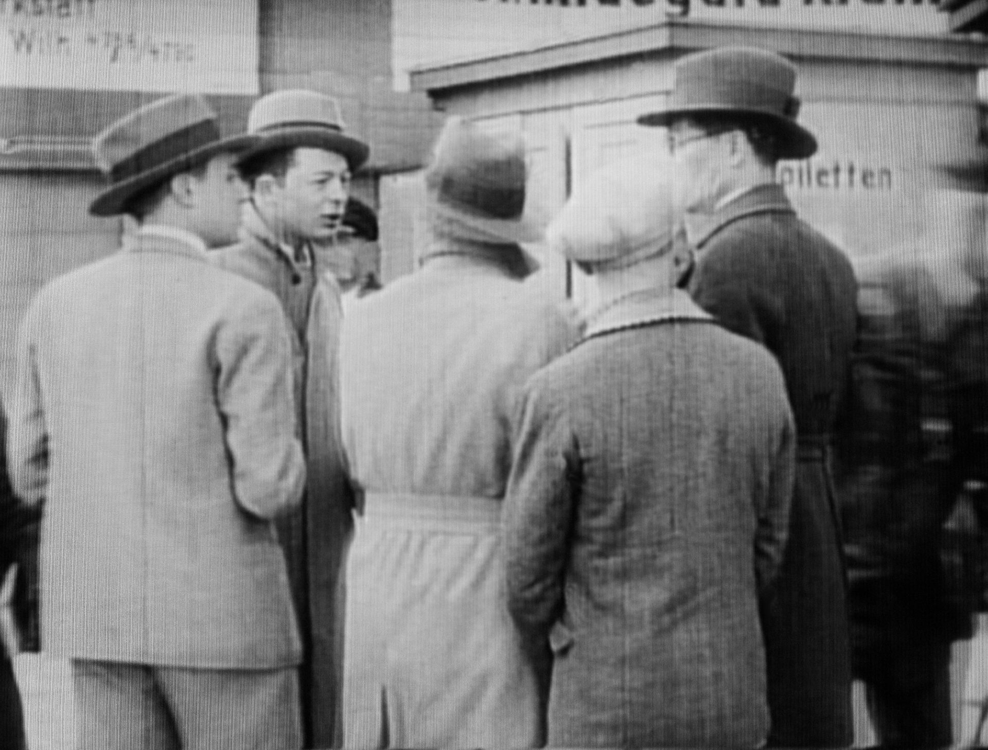 Billy Wilder appears in a cameo, second from left, in Der Teufelsreporter - The Daredevil Reporter - his first credited screenplay, from 1929. Photo: Filmarchiv Austria