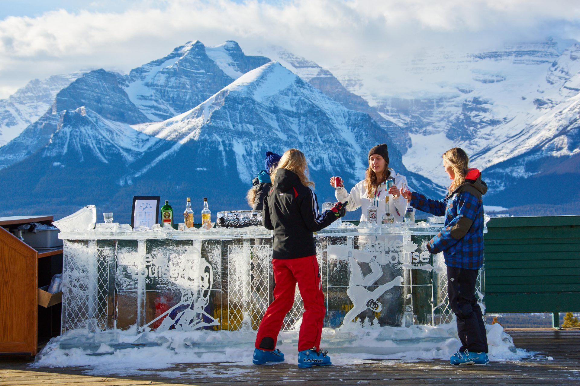Female skiers enjoying a drink. Photo: Photo by EyesWideOpen/Getty Images.