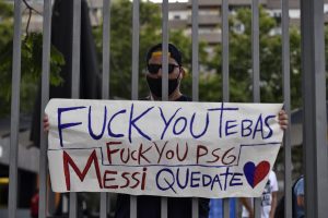 A Barcelona fan makes his feelings clear about Javier Tebas after the departure of Lionel Messi to PSG. Photo: Pau Barrena/AFP via Getty Images.