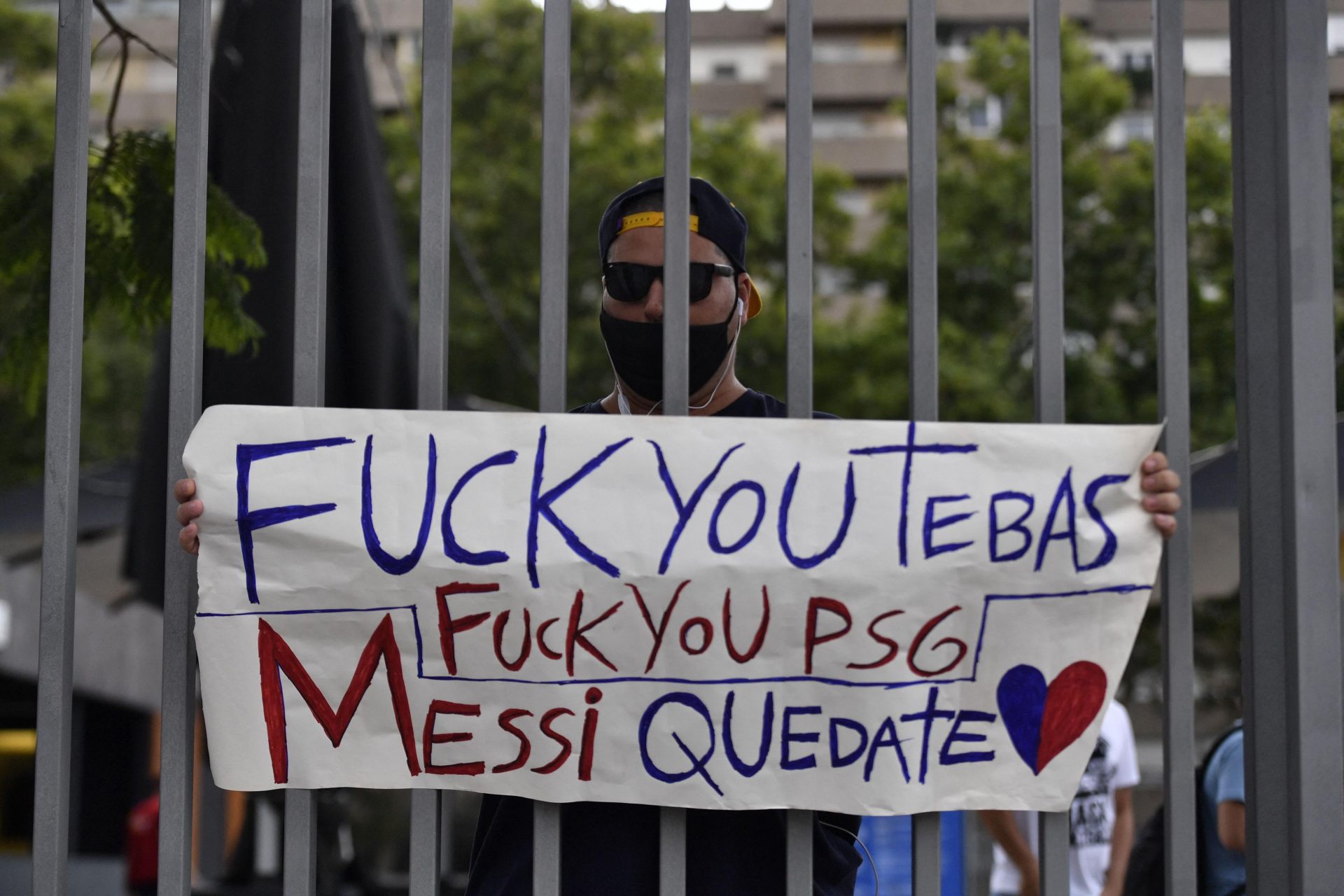 A Barcelona fan makes his feelings clear about Javier Tebas after the departure of Lionel Messi to PSG. Photo: Pau Barrena/AFP via Getty Images.