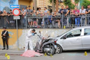 Onlookers watch as officials investigate a suspected Mafia killing in Naples in 2017. Photo: LightRocket via Getty Images.