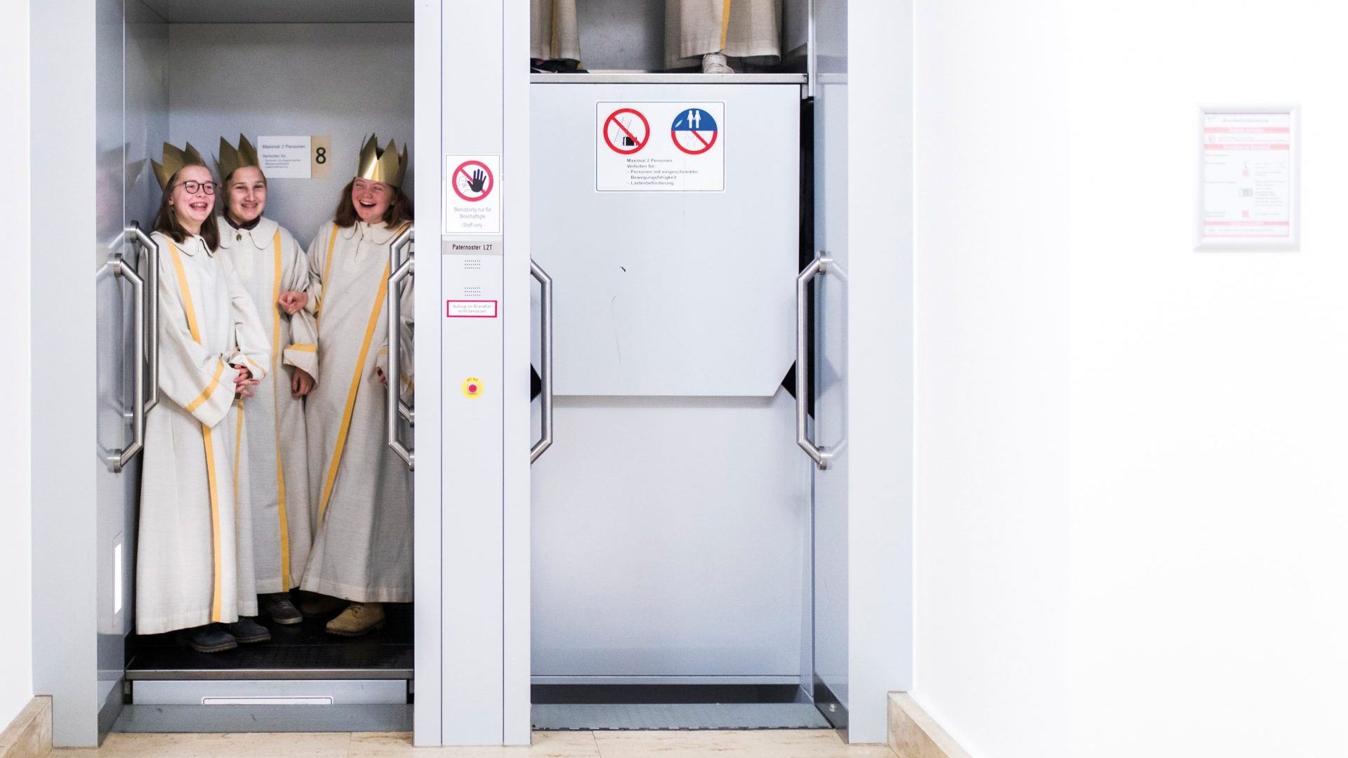 Uplifting: Carolers use the paternoster lift of the Ministry of Finance in Berlin last January.

Photo: Florian 
Gaertner/Photothek 
via Getty Images