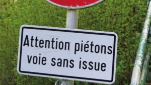 A French sign warning pedestrians of a dead end