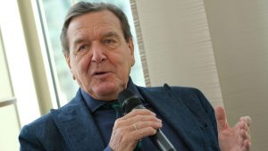 Former German Chancellor Gerhard Schroeder speaks to foreign journalists at the Steigenberger Hotel. Photo: Sean Gallup/Getty Images