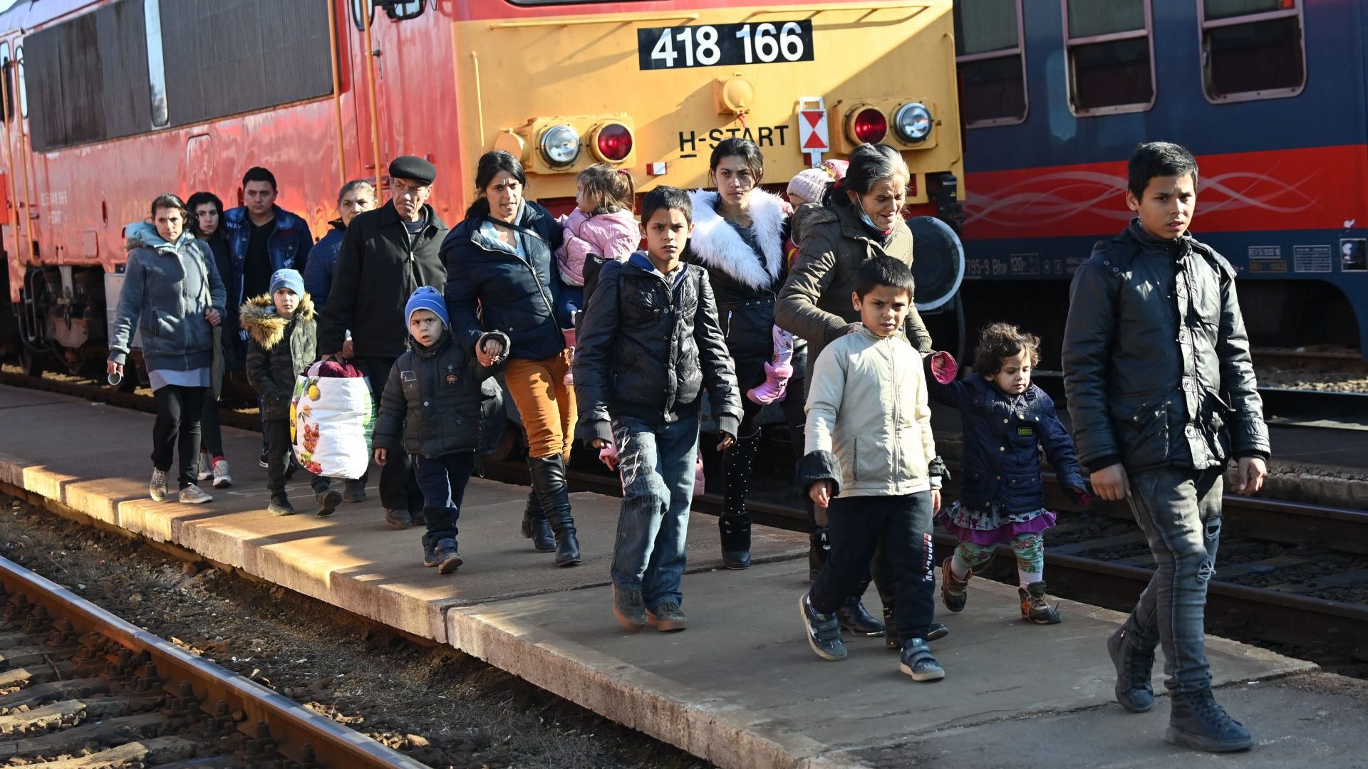 Ukrainian refugees arrive from their homeland at Zahonyi railway station close to the Hungarian-Ukrainian border. Photo: ATTILA KISBENEDEK/AFP via Getty Images