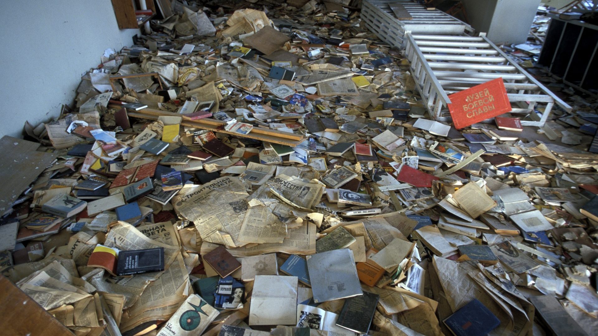 The remains of 
Pripyat Library in the 
Chernobyl exclusion 
zone. Photo: Patrick 
Landmann