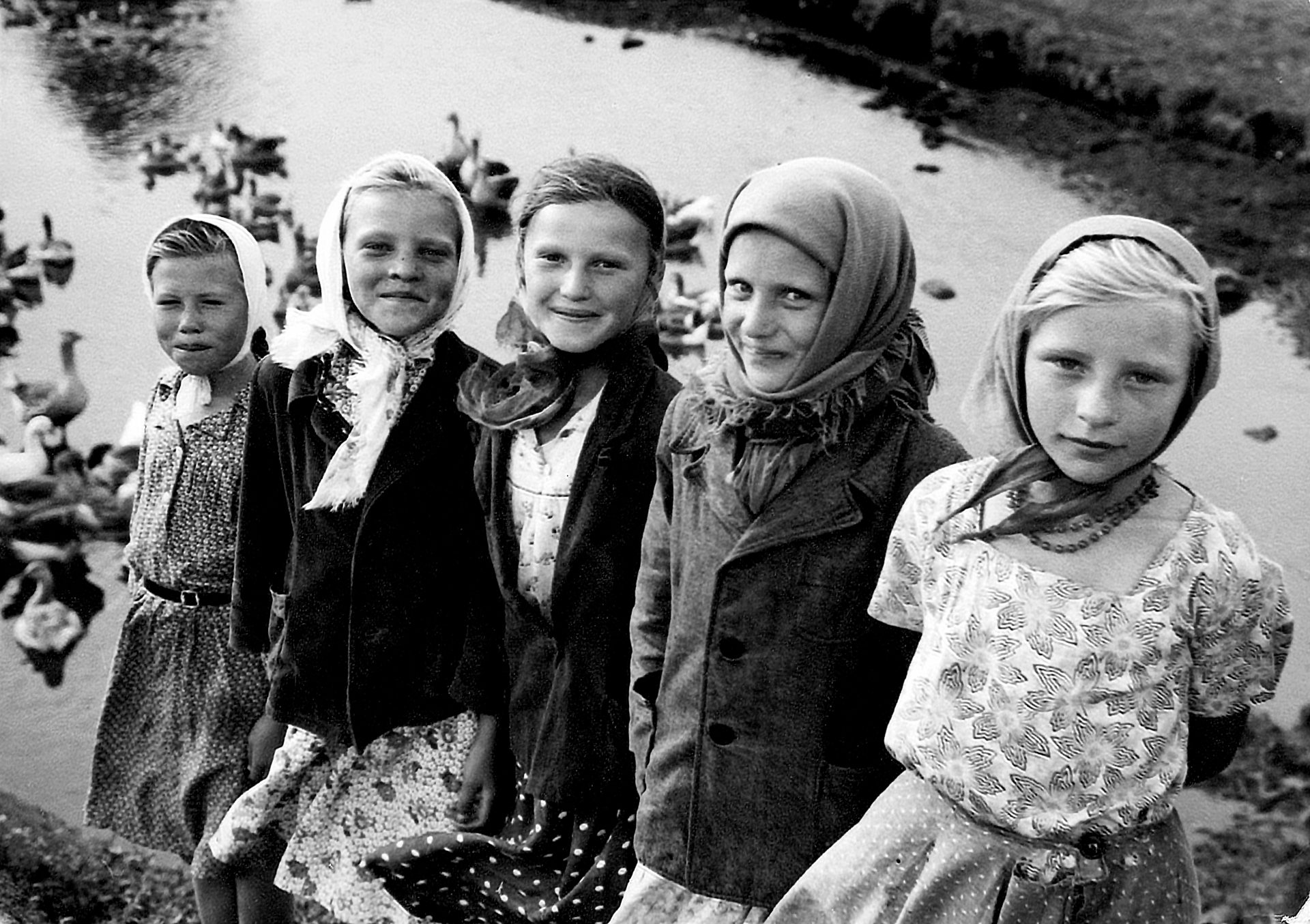 Семьи после войны. Одежда детей военных лет. Советские люди в деревне. Одежда советских детей. Советские женщины.