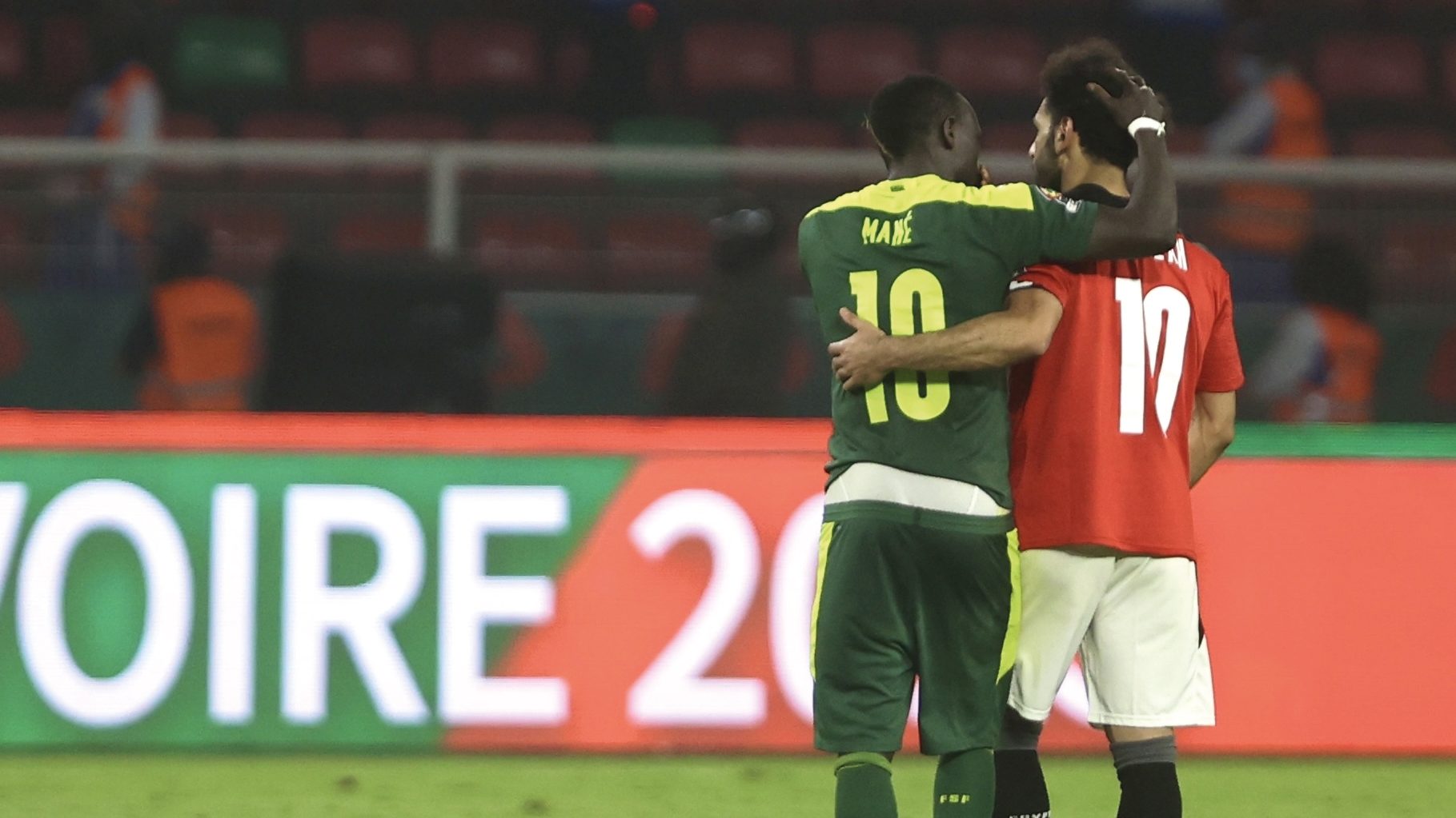 AFCON victor Sadio Mane consoles his opponent for the 
night, fellow Liverpool striker Mo Salah. Photo by Adam Haneen/Anadolu