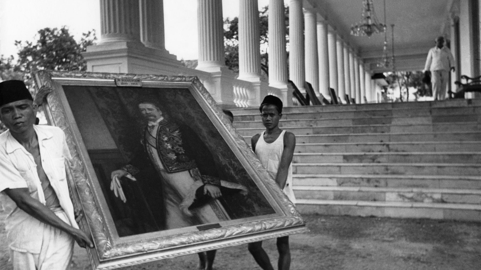 On the day before ‘official’ independence in 1949, 300 portraits of Dutch colonists are removed from the governor’s residence. Photo: Rijksmuseum