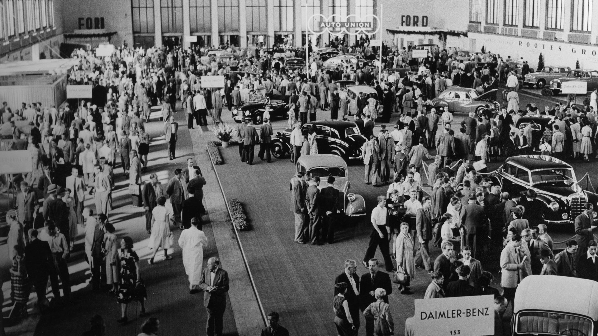 International motor show in Berlin, 1950. Photo: Martin Badekow/Ullstein
Bild