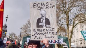 Protesters gather
outside Downing
St to demonstrate
against the costof-
living crisis and
Boris Johnson’s
government. Photo: Vuk Valcic/
SOPA Images