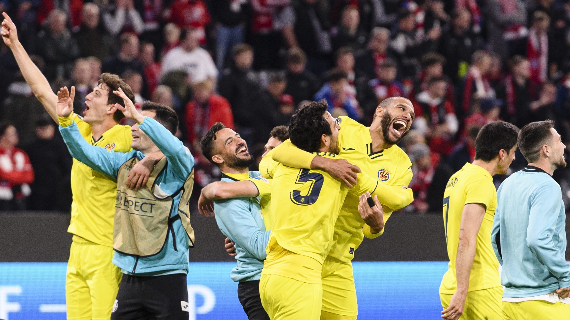 Villarreal players celebrate victory over Bayern Munich in the Champions League
(Photo: Getty Images)