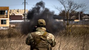 A bomb disposal expert helps clear a mine field near Brovary, northeast of Kyiv. Photo: Fadel Senna/Getty
