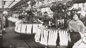 Smith’s woolcombing works in Bradford, West Yorkshire, in 
the late 19th century
Photo: Universal History Archive/Getty