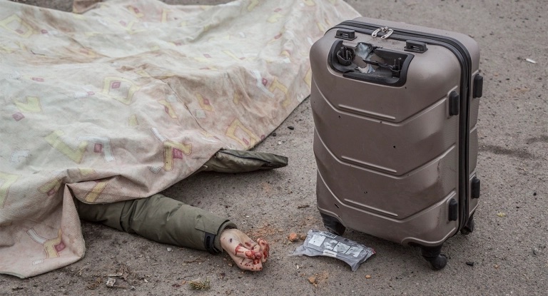The body of a civilian killed while attempting to flee Irpin, a town near Kyiv. Photo: AAP/EPA/OLEKSANDR RATUSHNIAK
