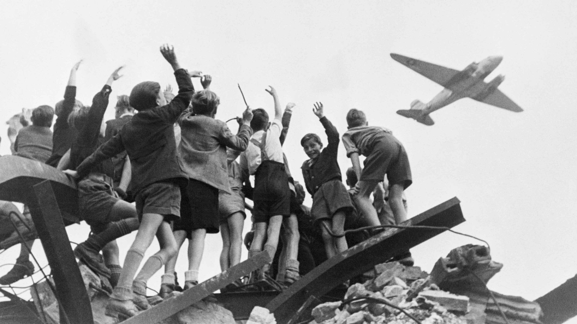 German children cheer a US cargo plane as it flies over West Berlin in 1948. Photo: Bettmann