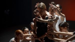 Olivia Baglivi (left) as Ruth in Dancing on Glass (Photo: Manolo Pavón/Netflix)