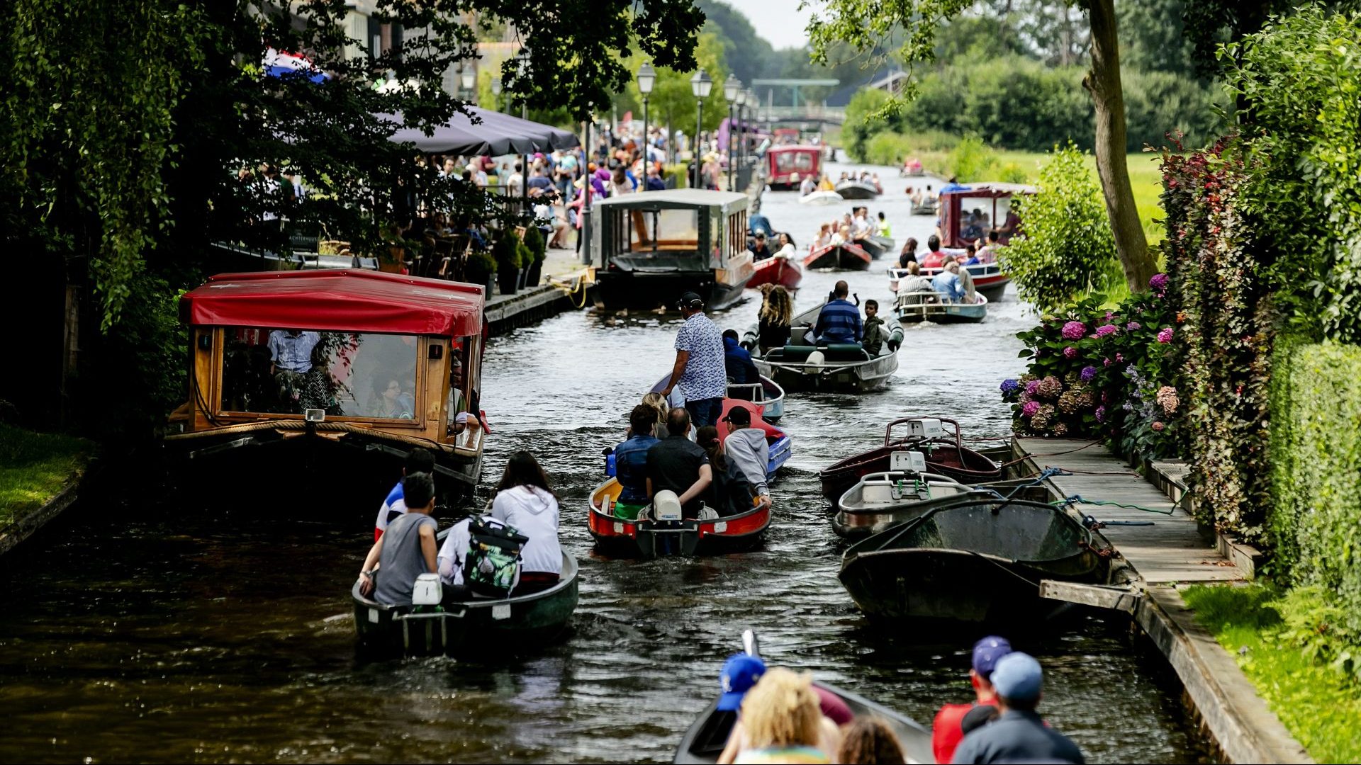 Giethoorn in 2019. The once-tranquil town of around 
2,600 residents had more than a million visitors a year 
before the pandemic
(Photo: Robin van 
Lonkhuijsen/ANP)