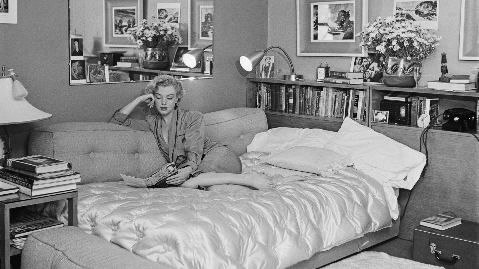 Marilyn Monroe reads 
The Poetry and Prose 
of Heinrich Heine, circa 1951. She was later photographed reading Joyce’s Ulysses (Photo: Archive Photos/ THE ULTIMATE Getty)