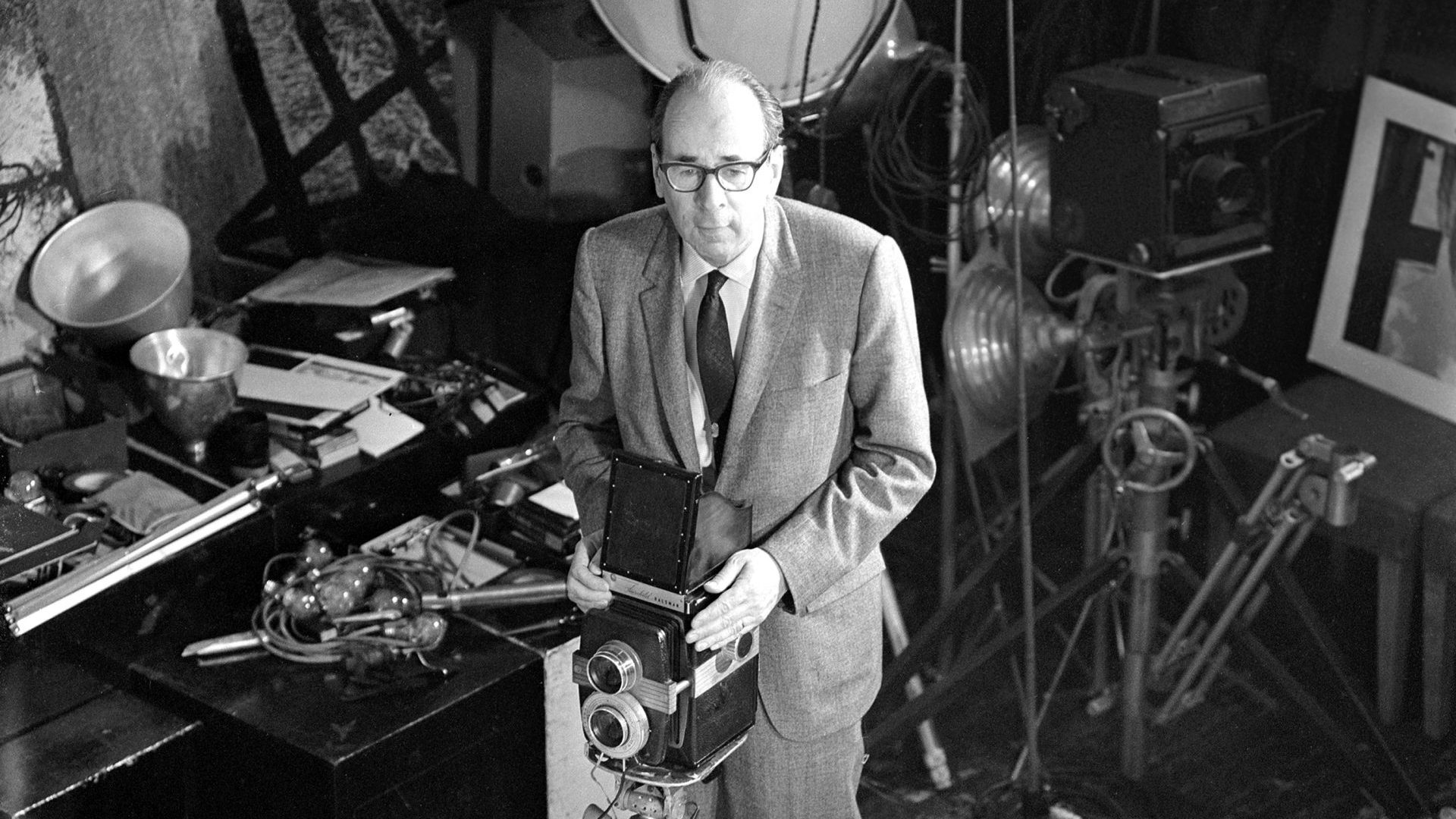 Philippe Halsman lines up his camera in his studio on 67th
Street, New York in an episode of the CBS celebrity interview
series Person to Person, 1960. Photo: CBS Photo Archive/Getty