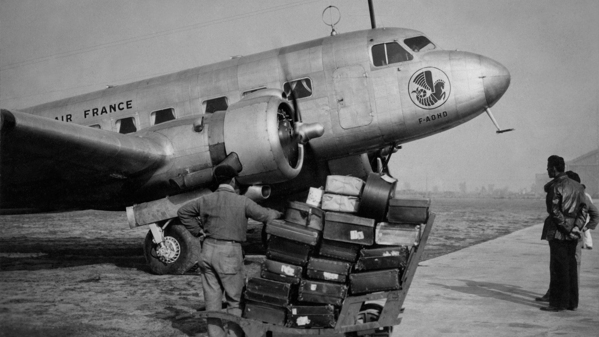 A baggage handler at 
Le Bourget airport, 
north of Paris, in 1946. Photo: AFP/Getty