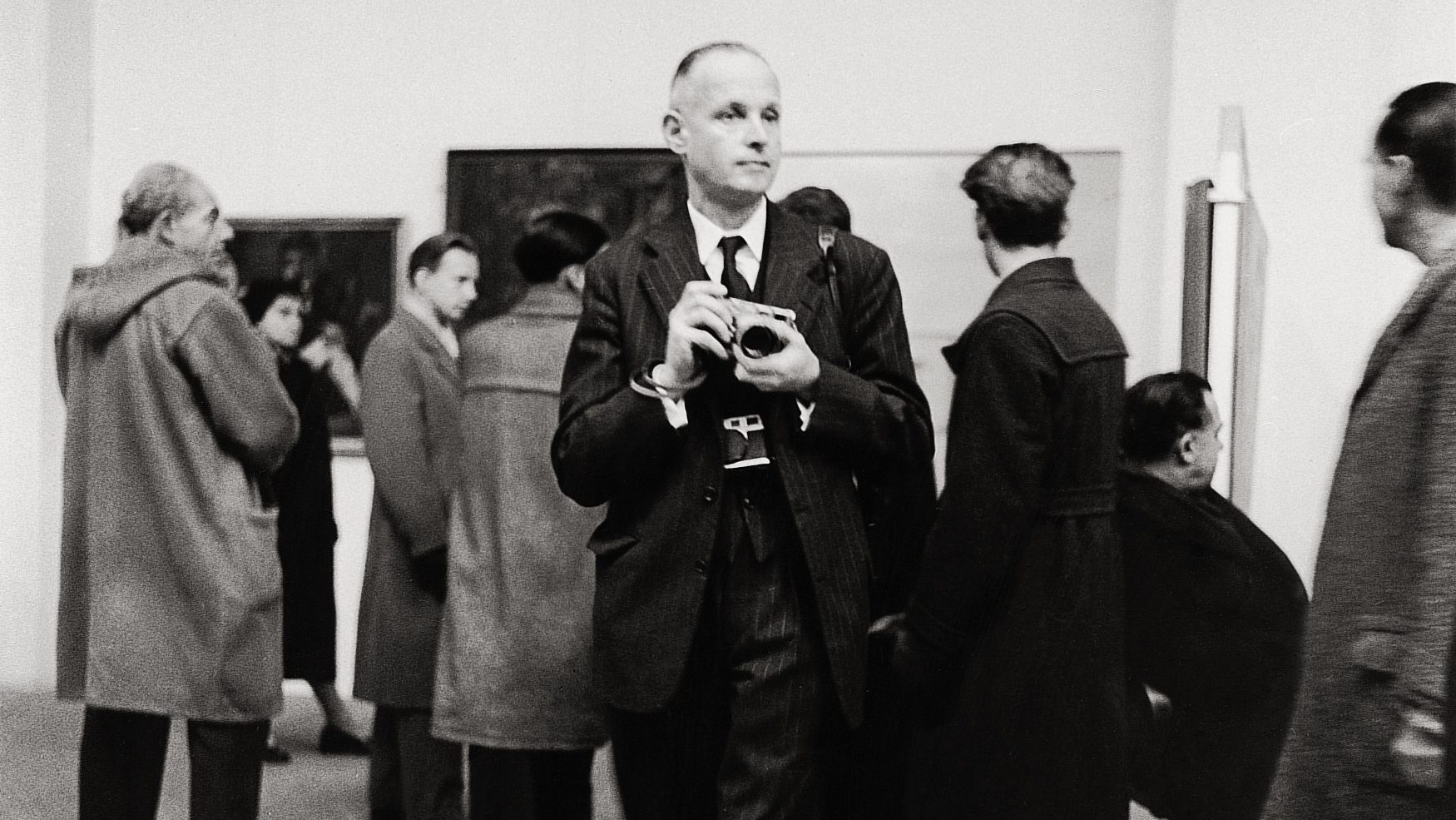 Henri Cartier-Bresson during Oskar Kokoschka’s exhibition at the Vienna Secession 
gallery, 1955. Photo: Imagno/Getty Images