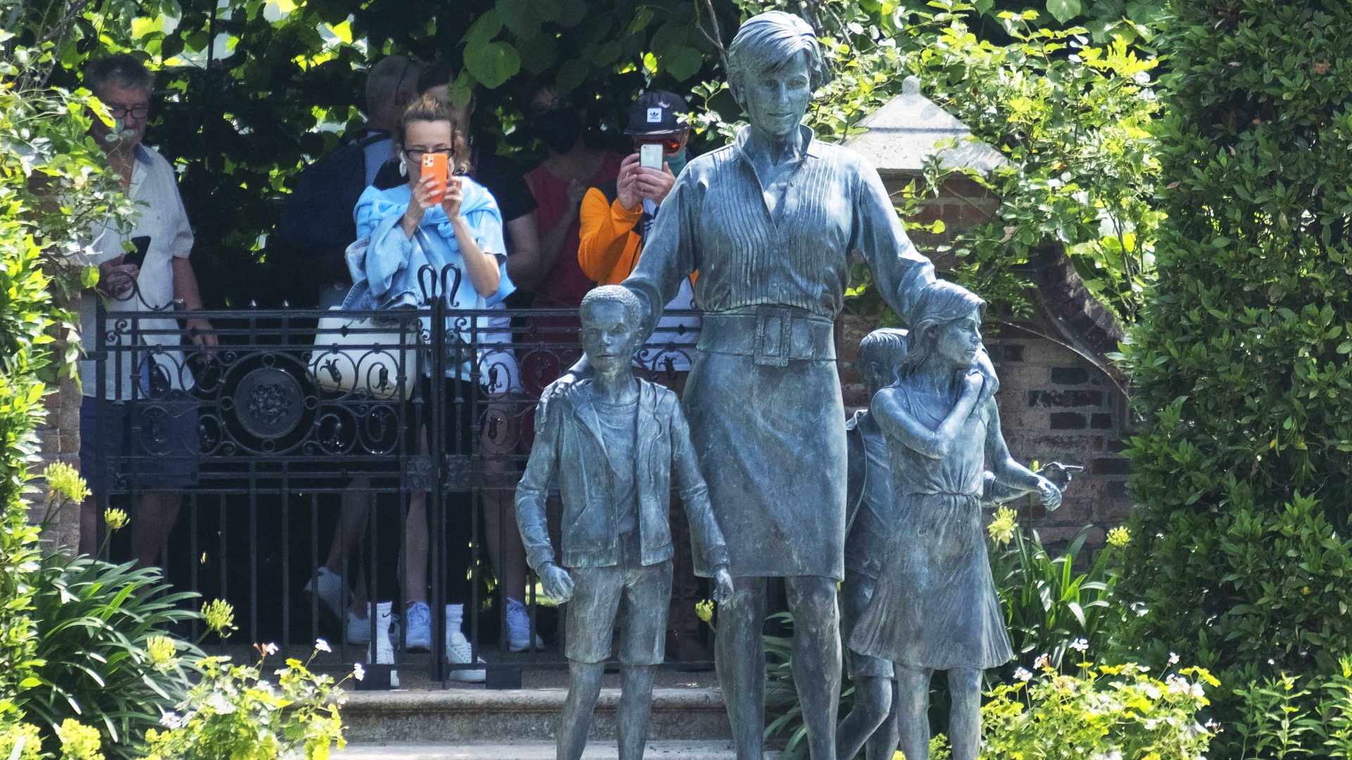 Visitors take photos 
of the Princess 
Diana statue at 
Kensington Palace. Photo: Anadolu 
Agency/Getty