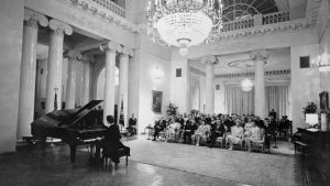 Cliburn plays for President Nixon at the US embassy in Moscow, 1972. Photo: Getty; Bettmann