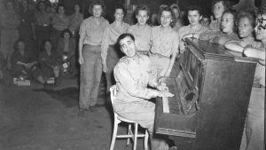 Irving Berlin performs in the Women’s Army Corps mess hall in Hollandia, Dutch New 
Guinea, December 1944. Photo: US Army Signal Corps/
PhotoQuest/Getty
