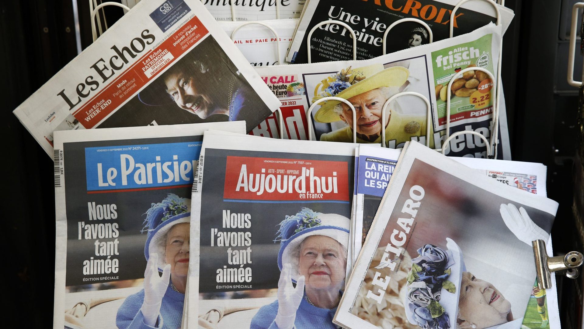 The front pages of the French newspapers, Le Figaro, Les Echos, Le Parisien, Les Echos and Aujourd'hui en France are displayed in a newsstand with the photos of Queen Elizabeth II the day after the announcement of her death. Photo:  Chesnot/Getty Images