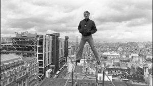 Jean-Paul Belmondo, 
shooting Le Marginal in 
Paris in April 1983, with the Pompidou Centre in the background. Photo: Bernard Charlon/
Gamma-Rapho