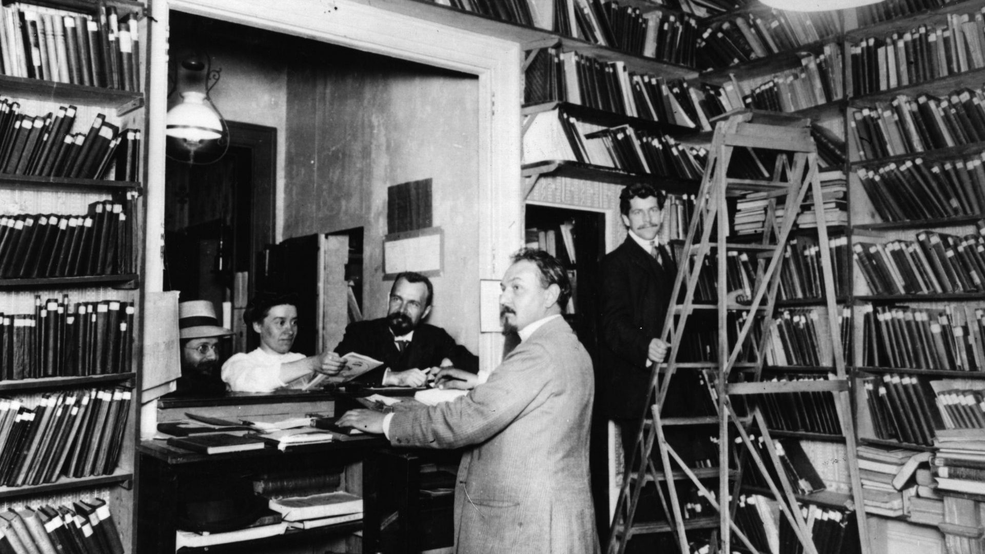 Russian refugees at a Russian library and 
a printing press in Paris, 1906. Photos: Henry Guttmann Collection/
Hulton Archive/Getty