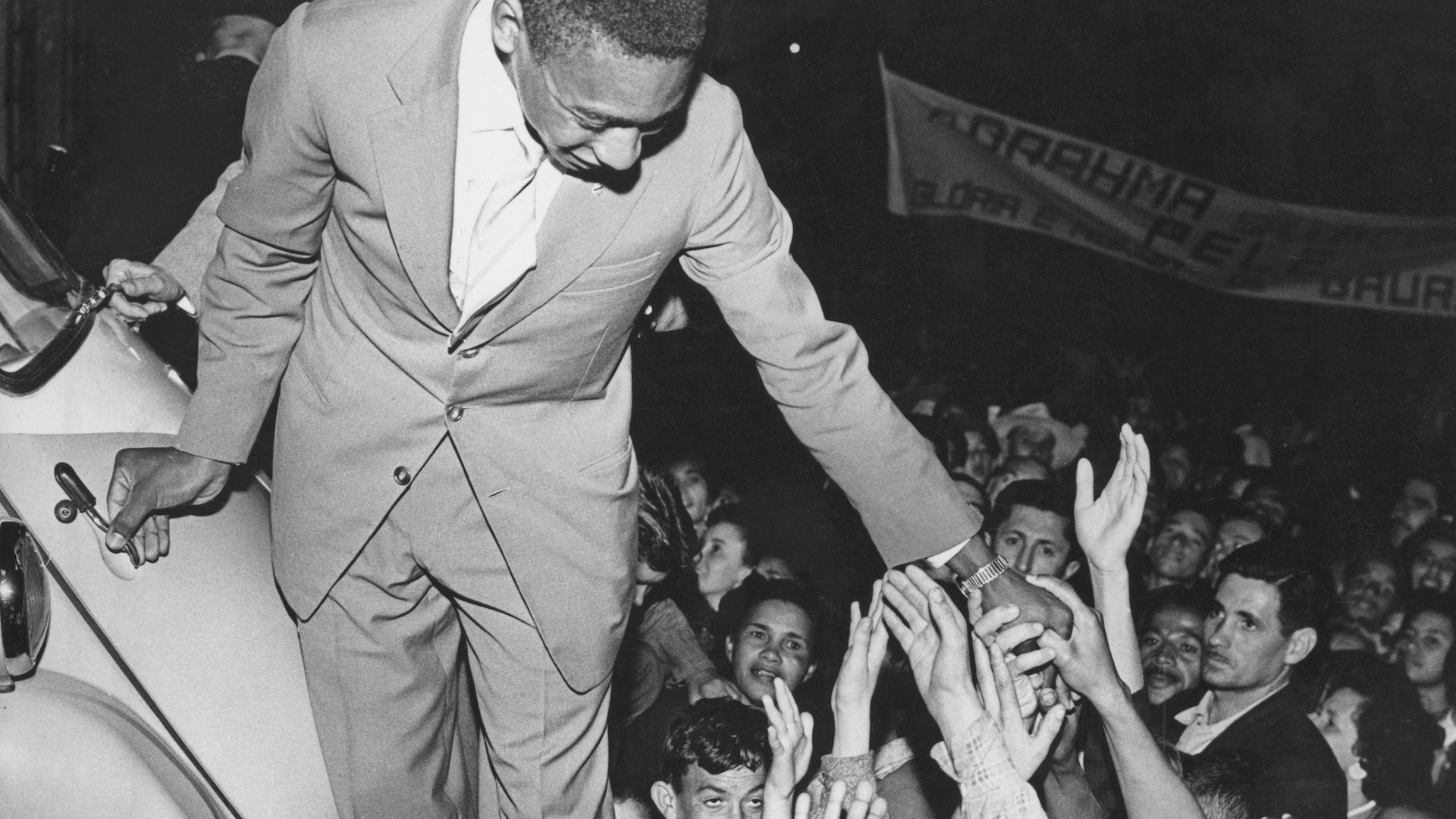 The young Pelé meets
adoring fans in Bauru, SãoPaulo, after Brazil’s victoryin the 1958 World Cup. Photo: Pictorial Parade/
Archive Photos/Getty
